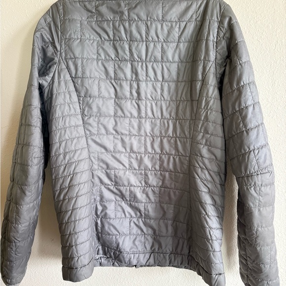 Patagonia Women's Light Silver Quilted Puffer Jacket - Picture 4 of 11